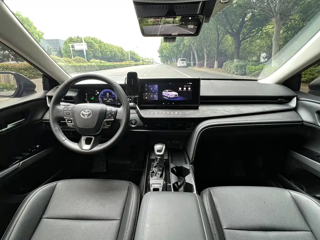 Toyota Camry 2025 — фото 12