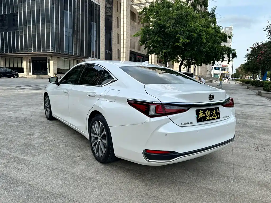Lexus ES 2018 — фото 4