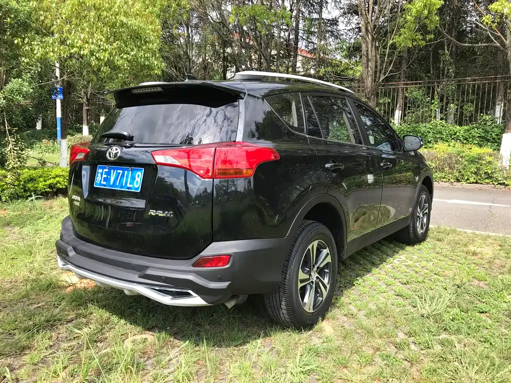 Toyota RAV4 2015 — фото 8