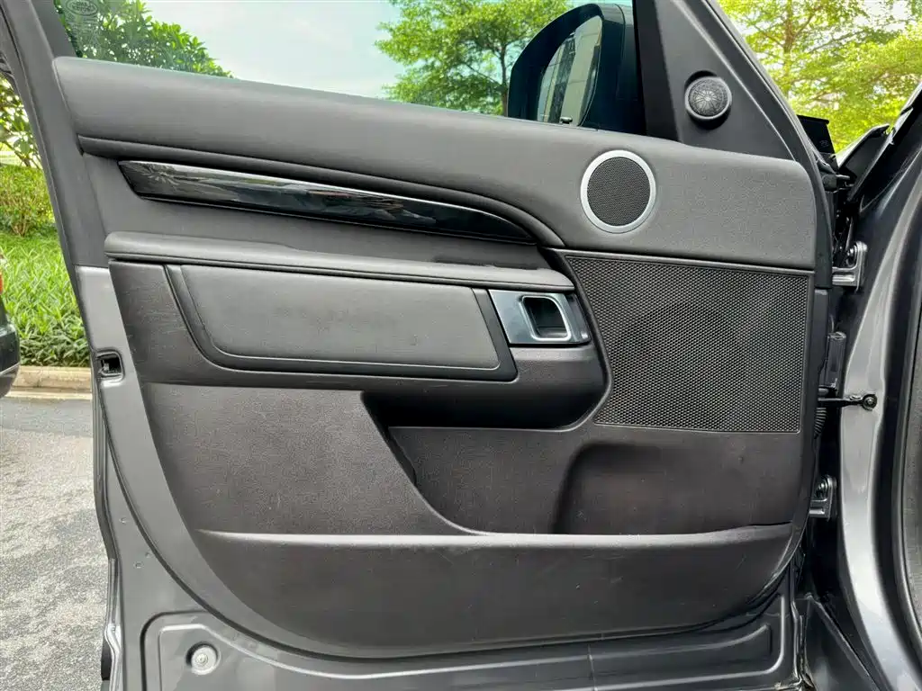 Land Rover Discovery 2017 — фото 17