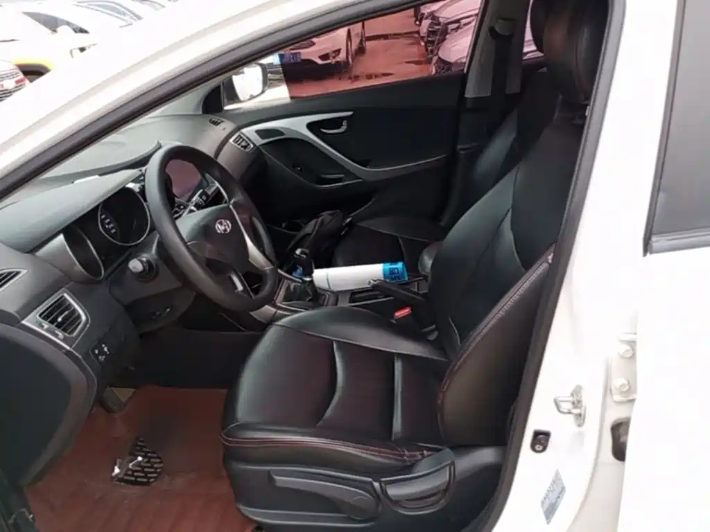 Hyundai Elantra 2016 — фото 15