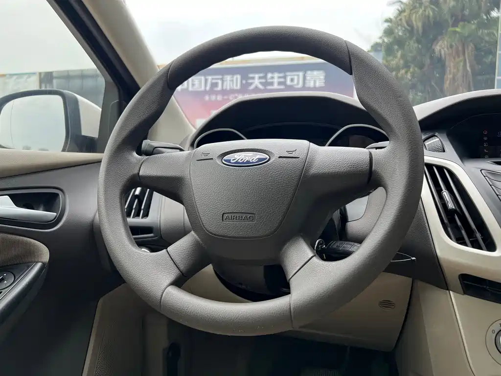 Ford Focus 2014 — фото 14