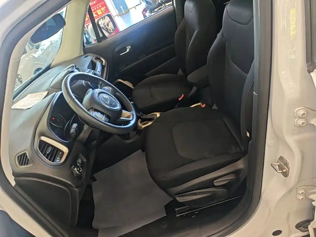 Jeep Renegade 2019 — фото 15