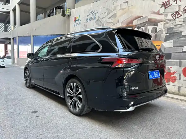 Toyota Granvia 2023