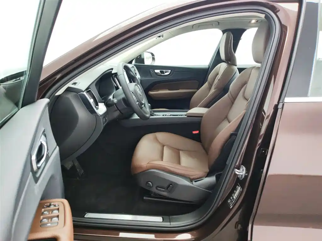 Volvo XC60 2019 — фото 10
