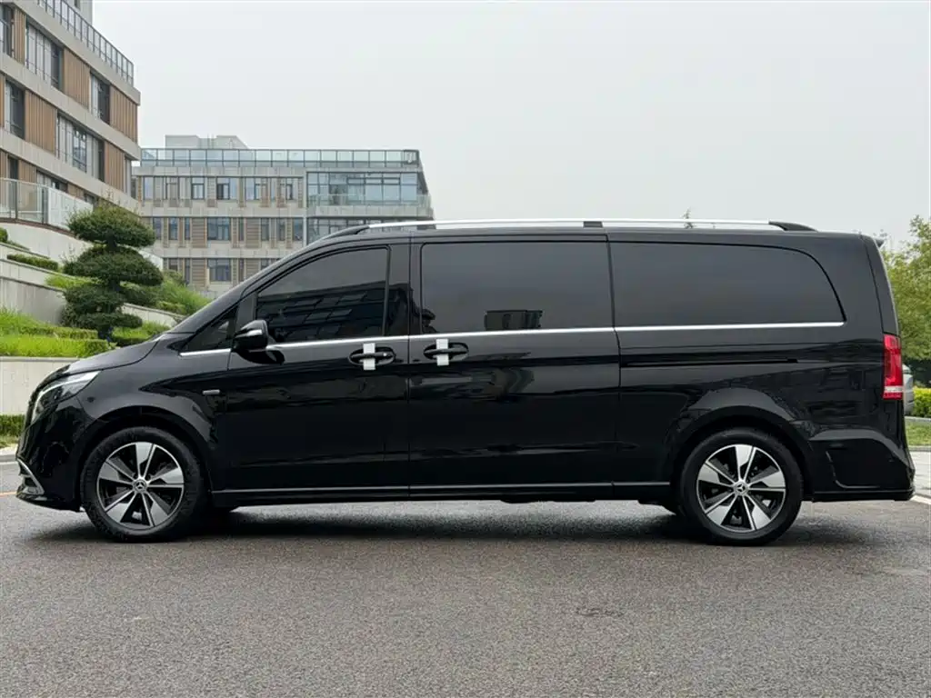 Mercedes-Benz V-Class 2023 — фото 11