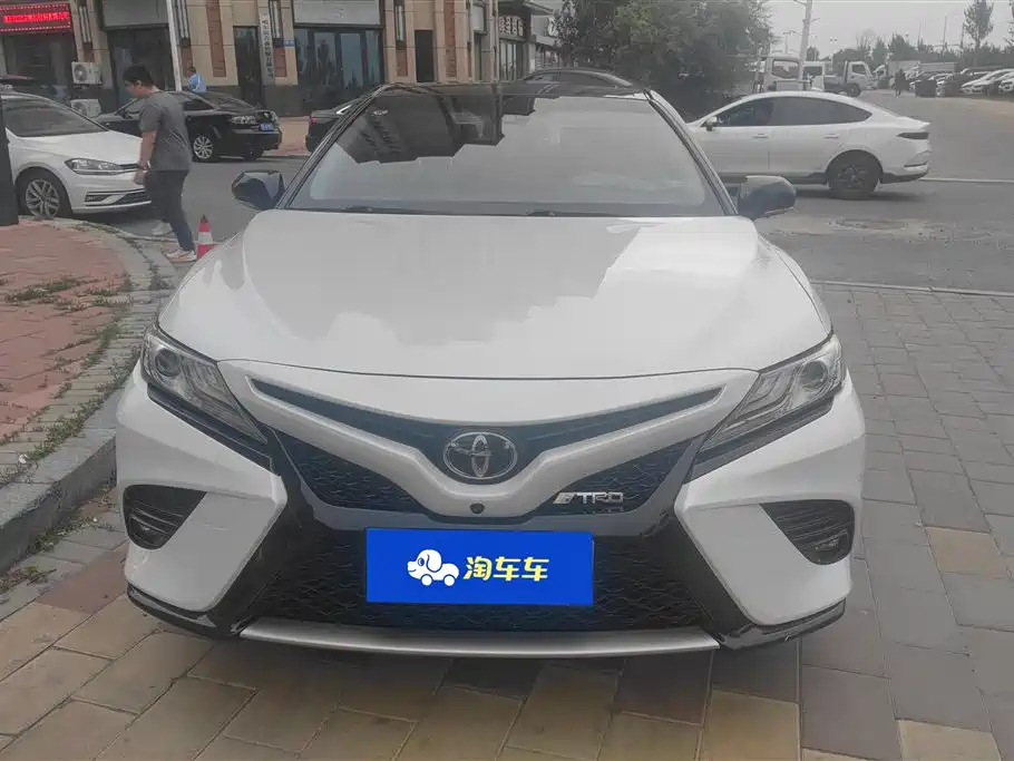 Toyota Camry 2019 — фото 2