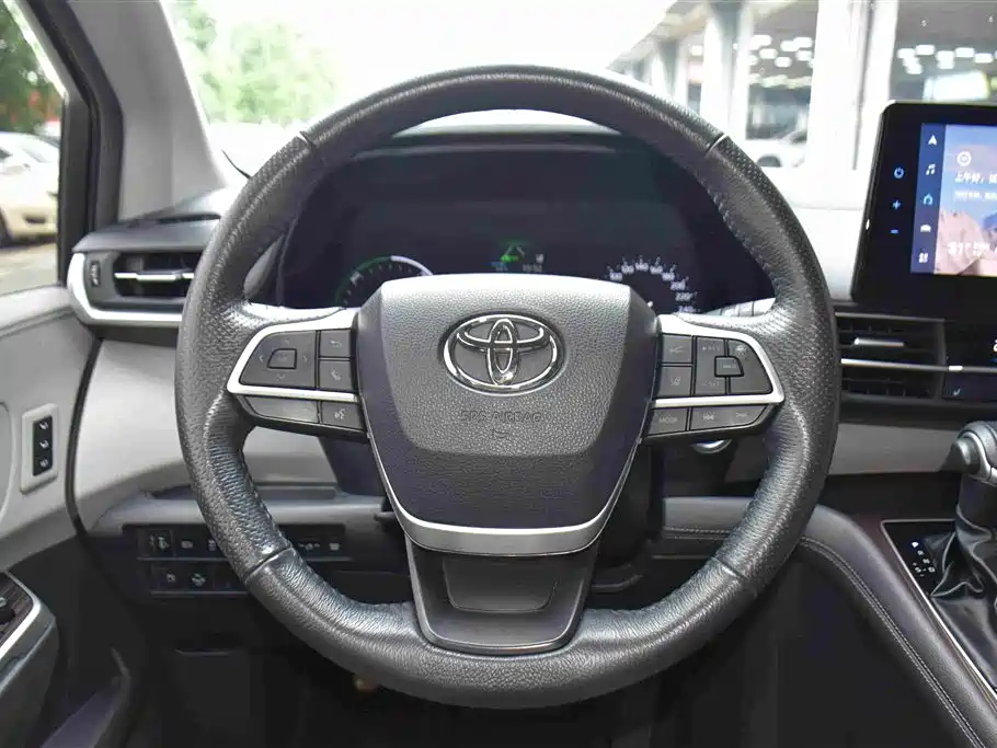 Toyota Granvia 2023 — фото 13
