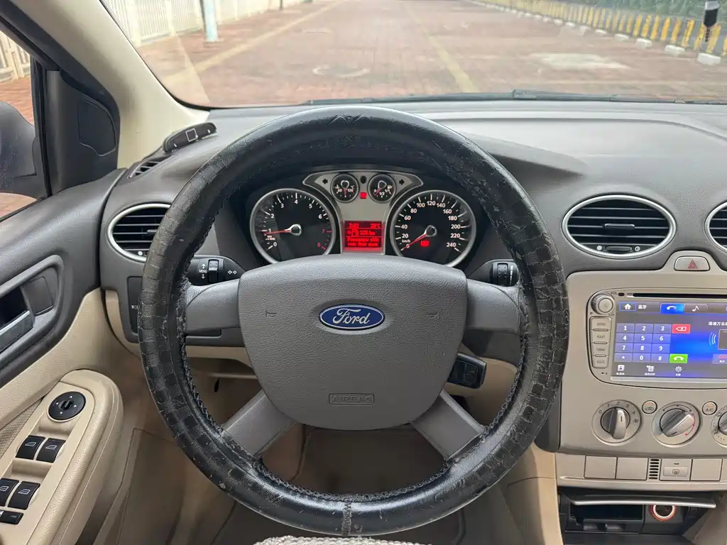 Ford Focus 2014 — фото 12