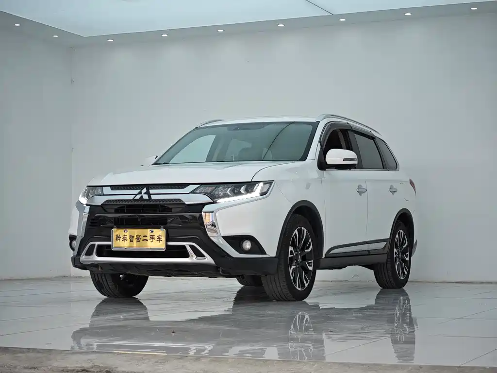 Mitsubishi Outlander 2020 — фото 1