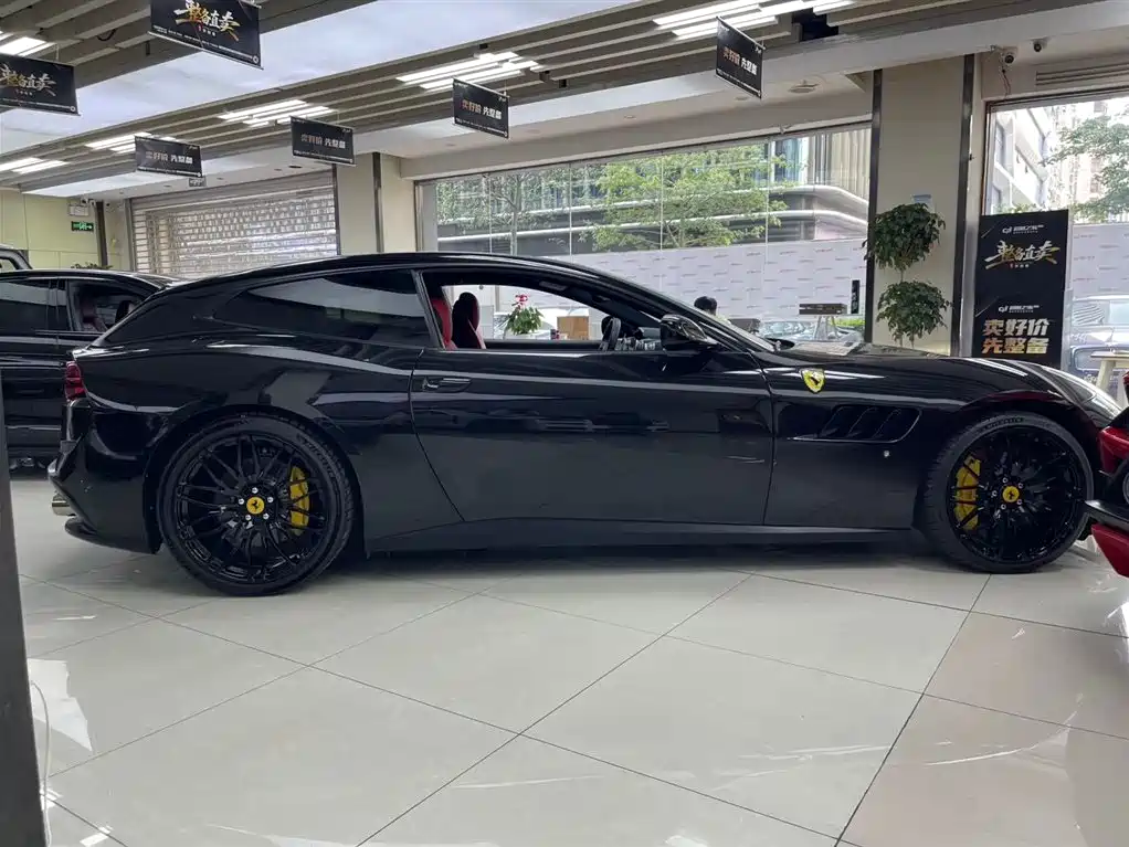 Ferrari GTC4Lusso 2019 — фото 8