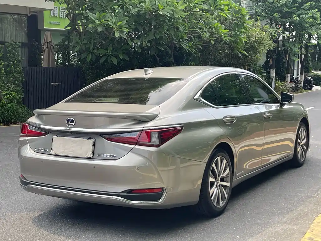 Lexus ES 2019 — фото 7