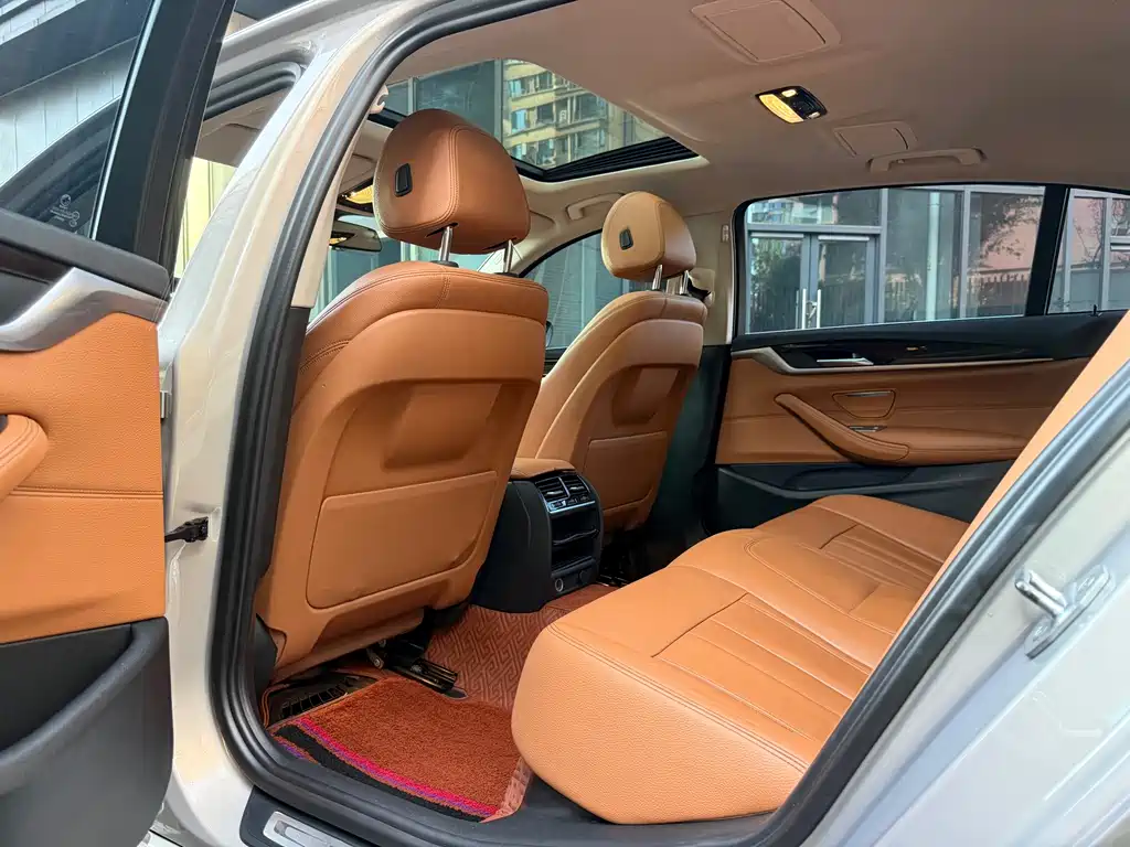 BMW 5 Series 2018 — фото 9