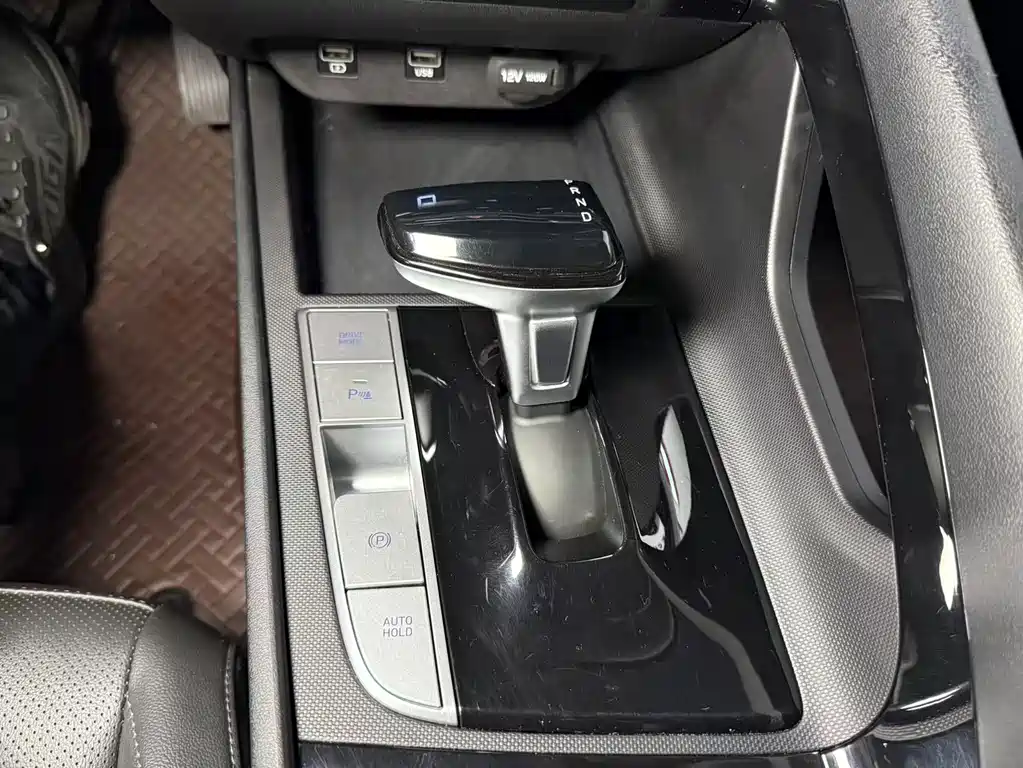 Hyundai Elantra 2023 — фото 17