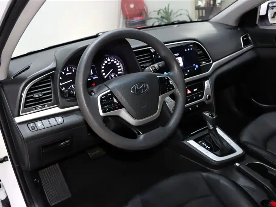 Hyundai Elantra 2019 — фото 10