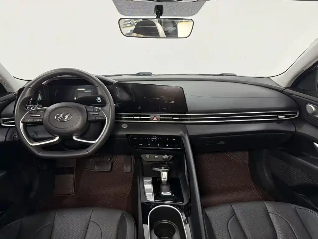 Hyundai Elantra 2023 — фото 11
