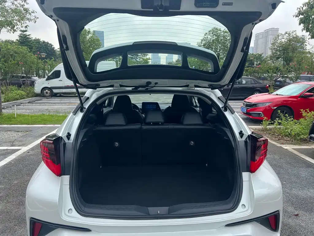 Toyota C-HR 2023 — фото 10
