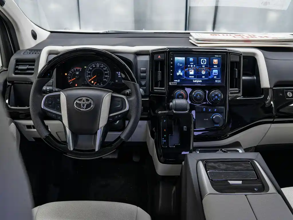 Toyota Hiace — фото 9