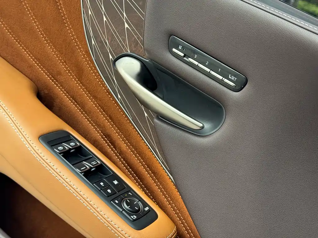 Lexus LS 2019 — фото 13