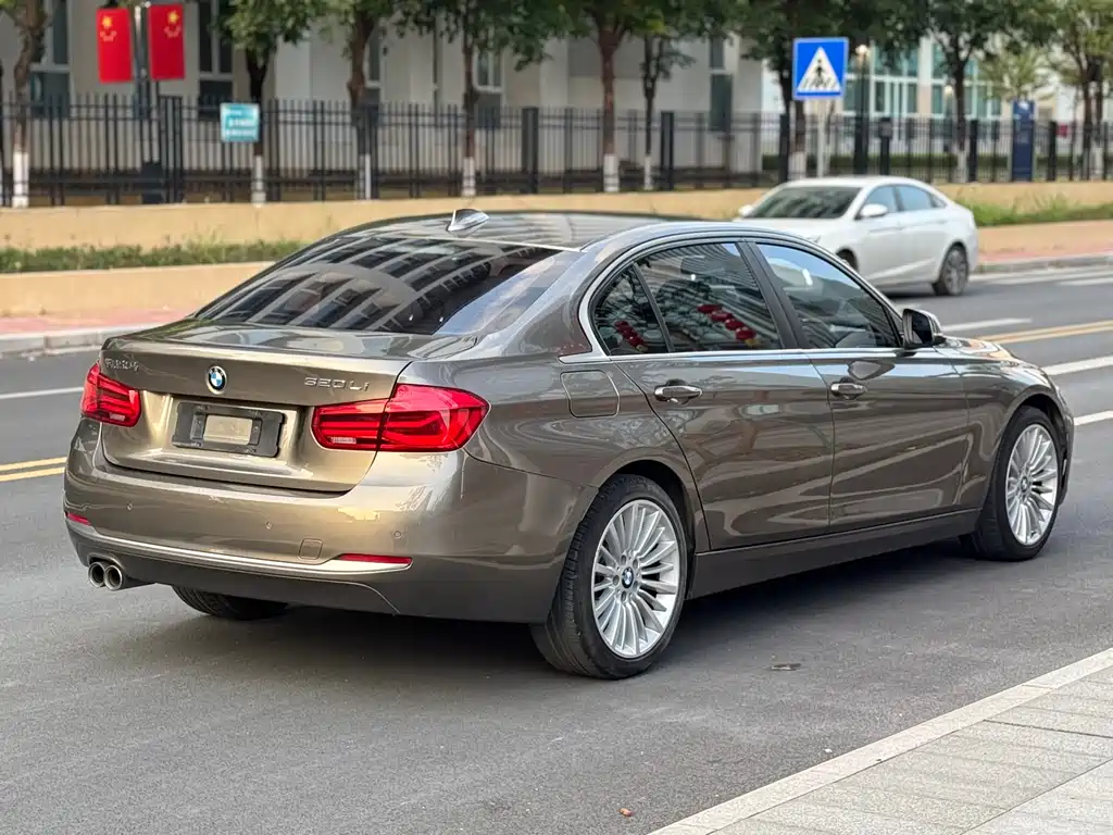 BMW 3 Series 2018 — фото 18