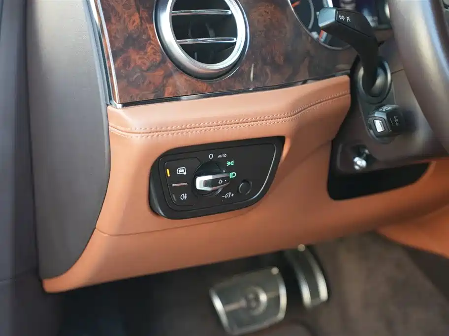Bentley Bentayga 2019 — фото 15