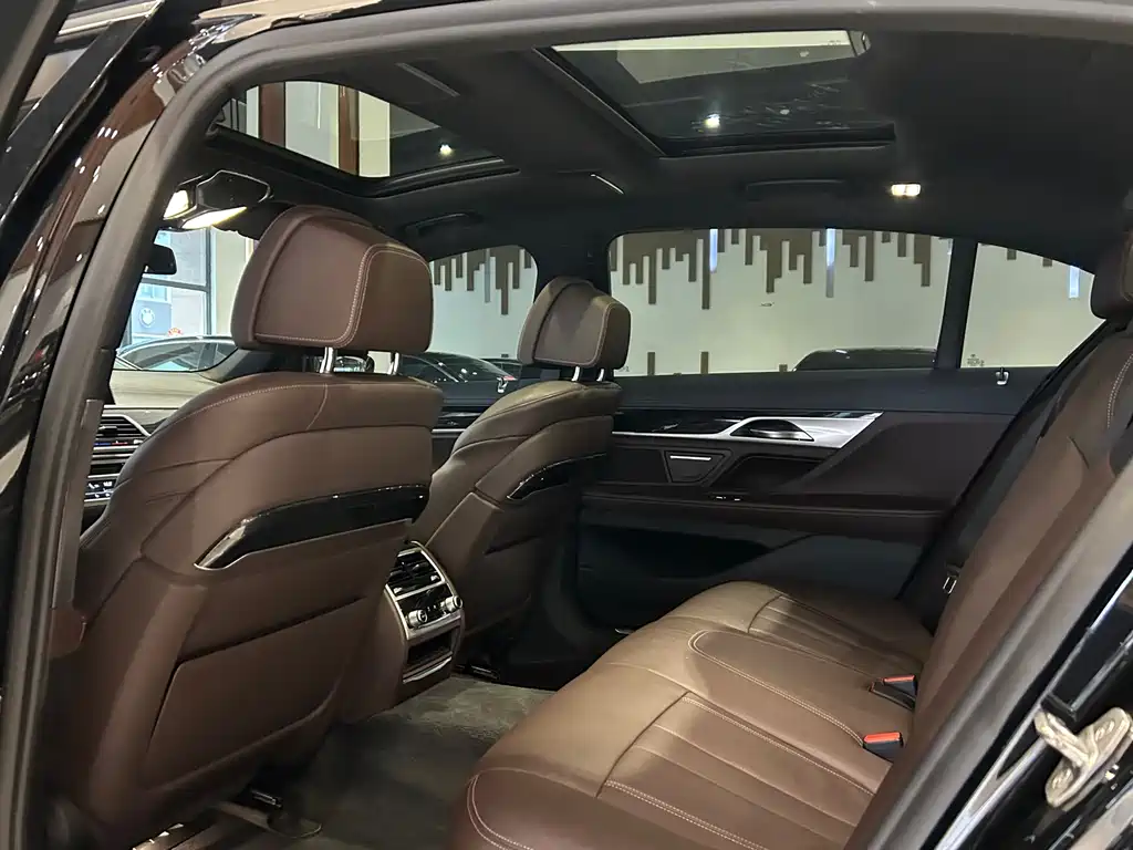 BMW 7 Series 2019 — фото 18