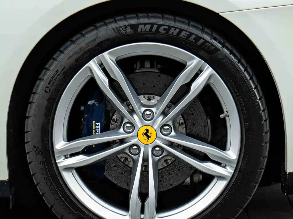 Ferrari GTC4Lusso 2018 — фото 10