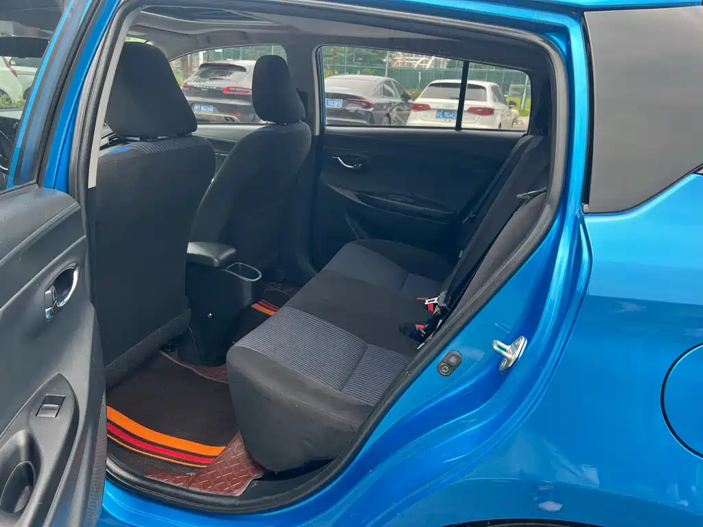 Toyota Yaris L 2017 — фото 12
