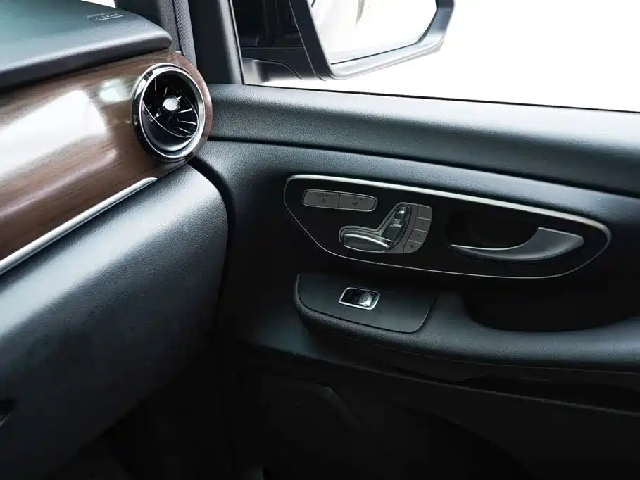 Mercedes-Benz V-Class 2021 — фото 13