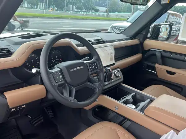 Land Rover Defender 2025