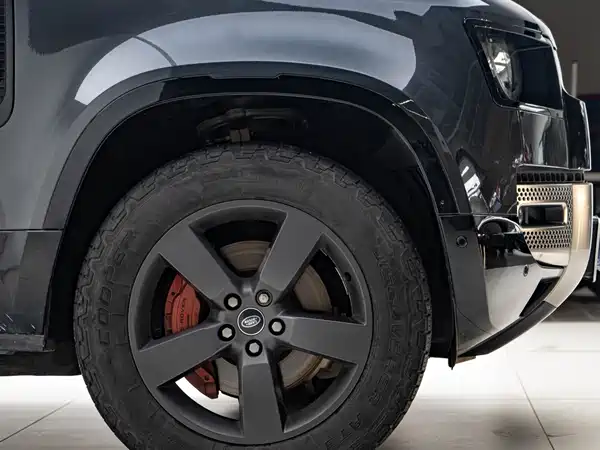 Land Rover Defender 2023