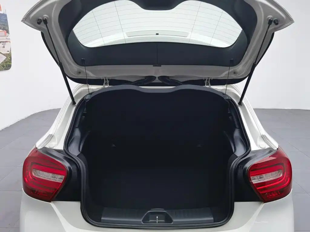 Mercedes-Benz A-Class 2015 — фото 16