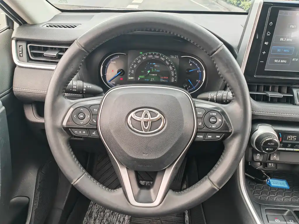 Toyota RAV4 2020 — фото 12