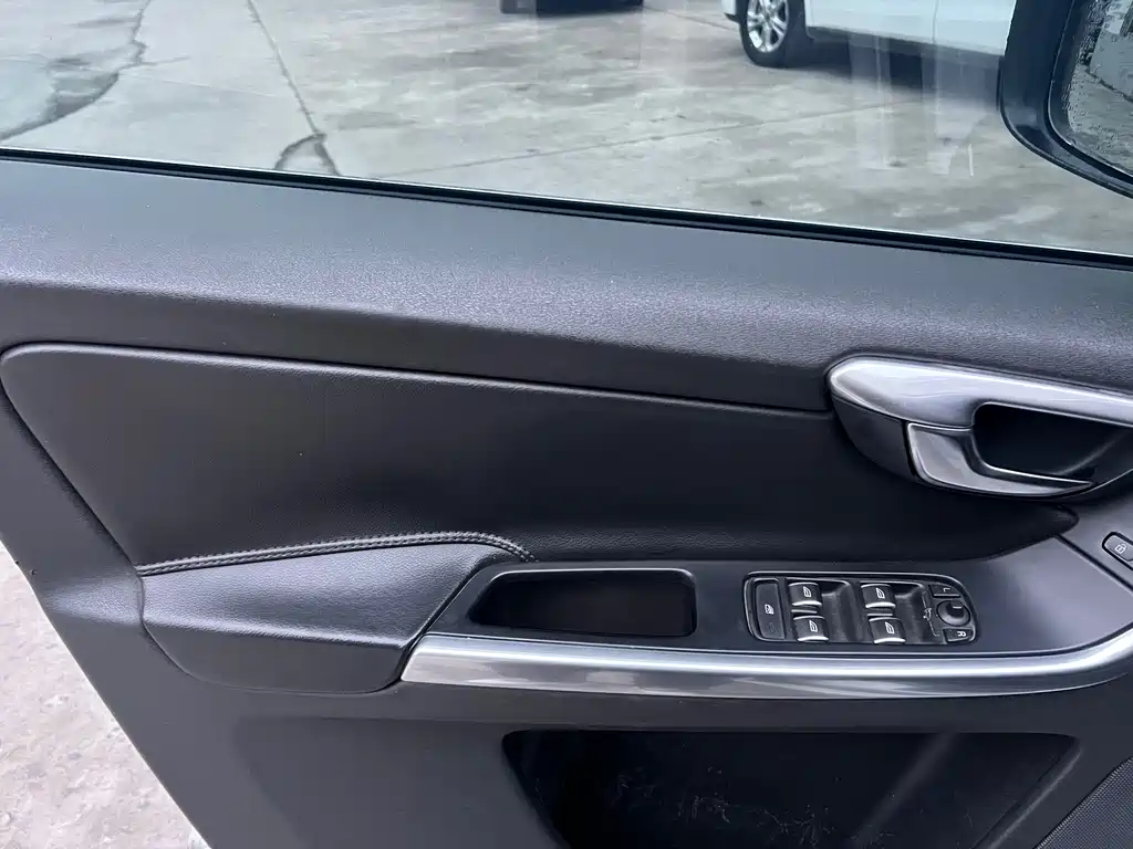Volvo XC60 2017 — фото 9