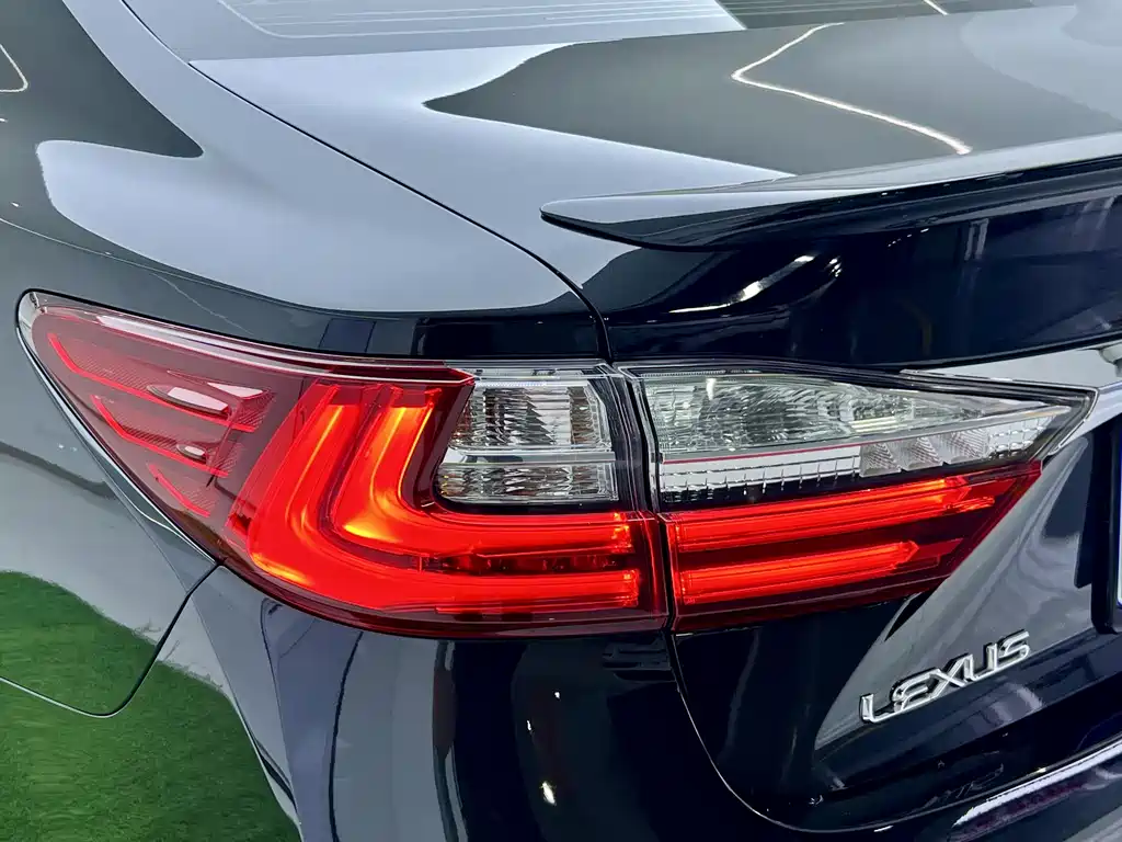 Lexus ES 2018 — фото 13