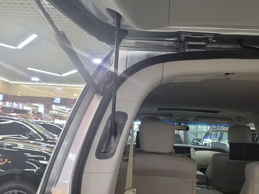 Nissan Patrol 2018 — фото 15