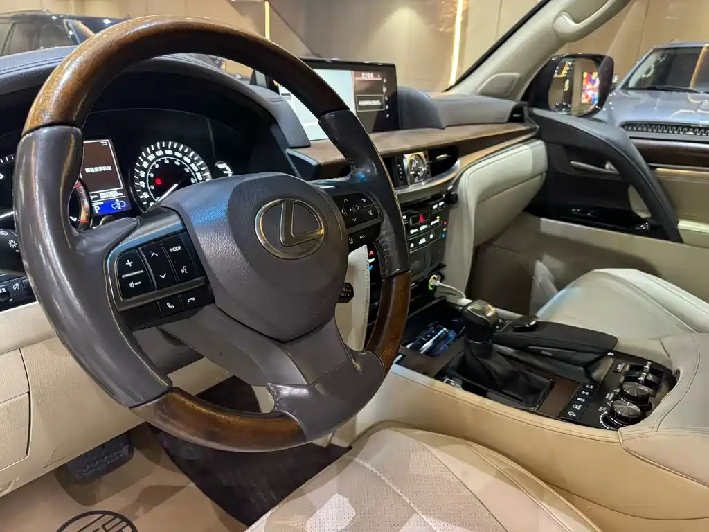 Lexus LX 2017 — фото 2