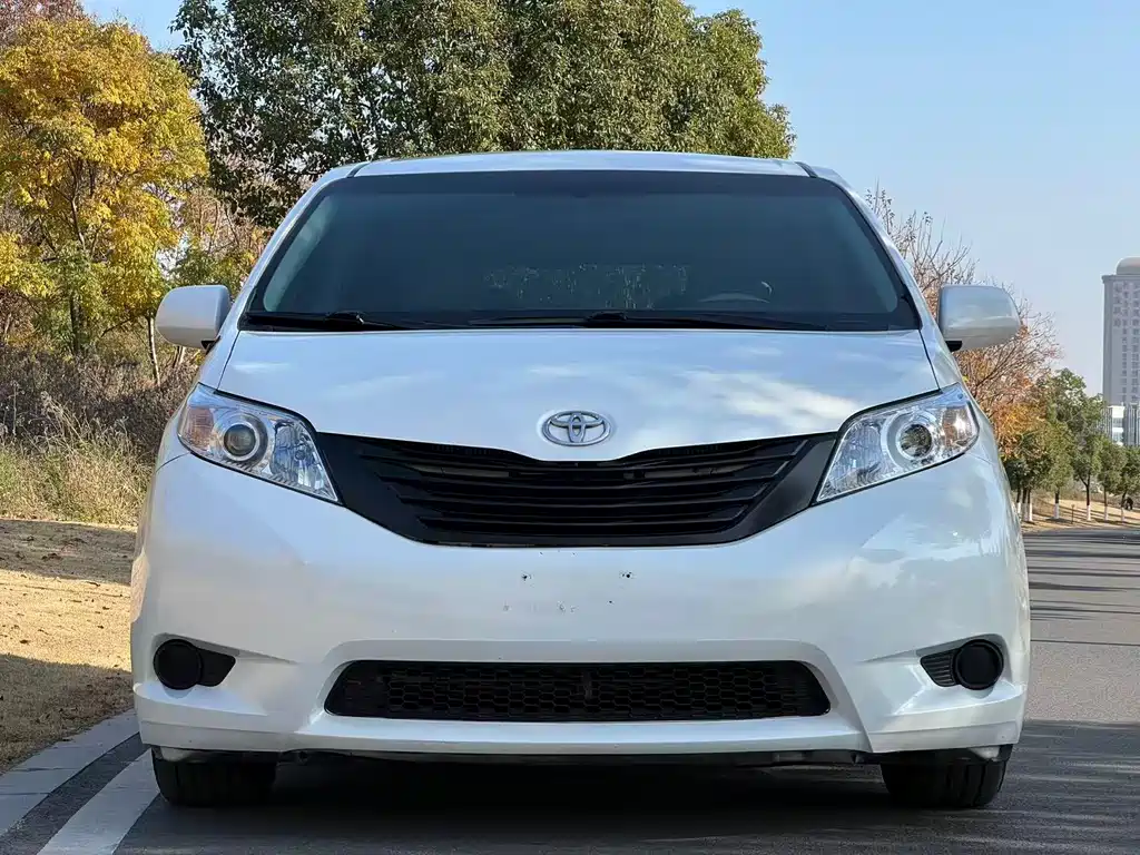 Toyota Sienna 2015 — фото 2