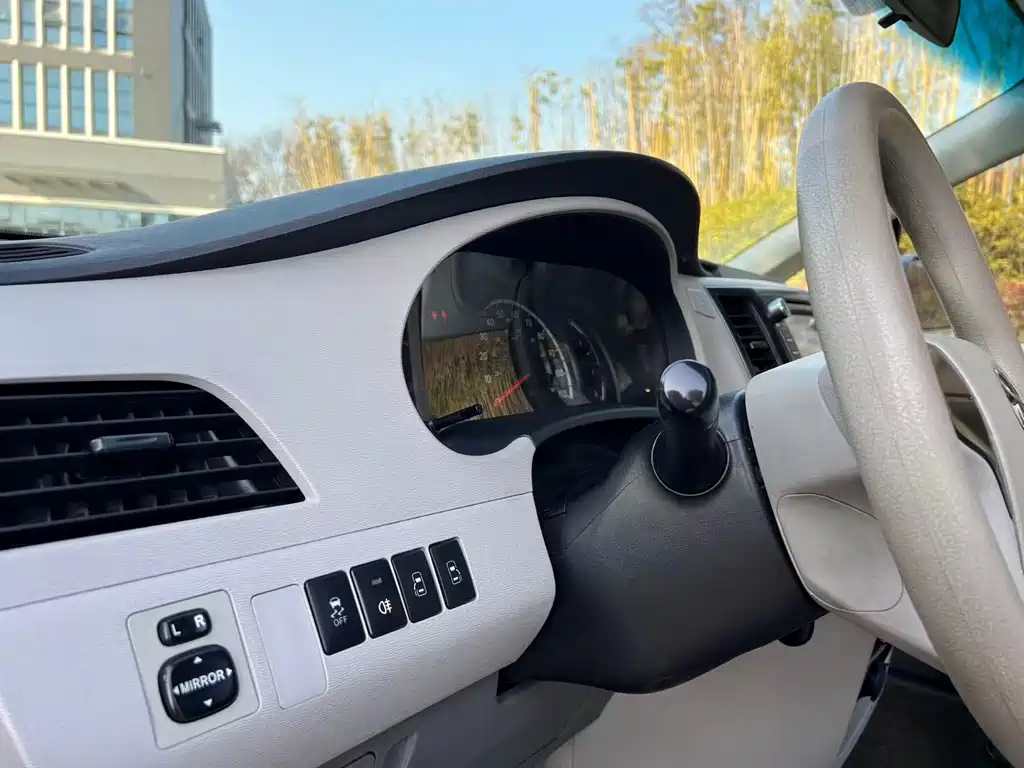 Toyota Sienna 2015 — фото 12