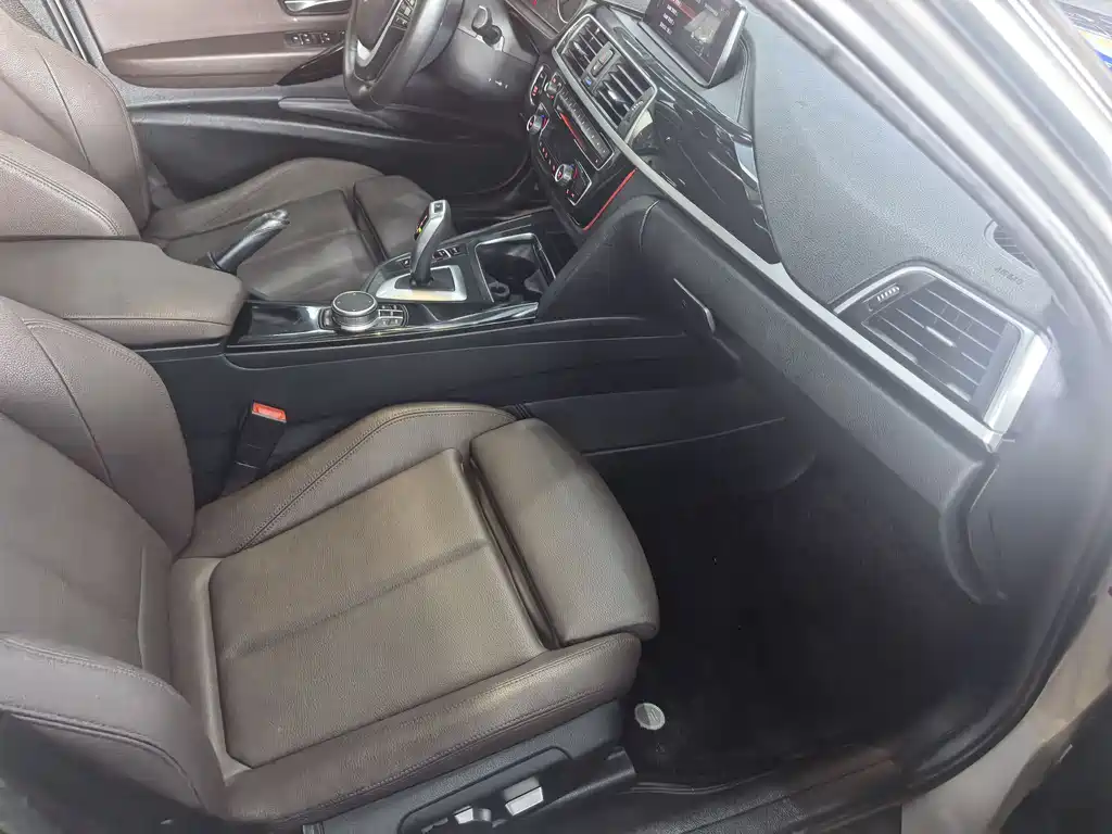 BMW 3 Series 2019 — фото 19