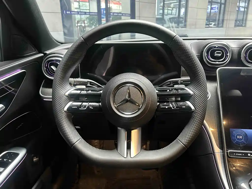 Mercedes-Benz C-Class 2025 — фото 11