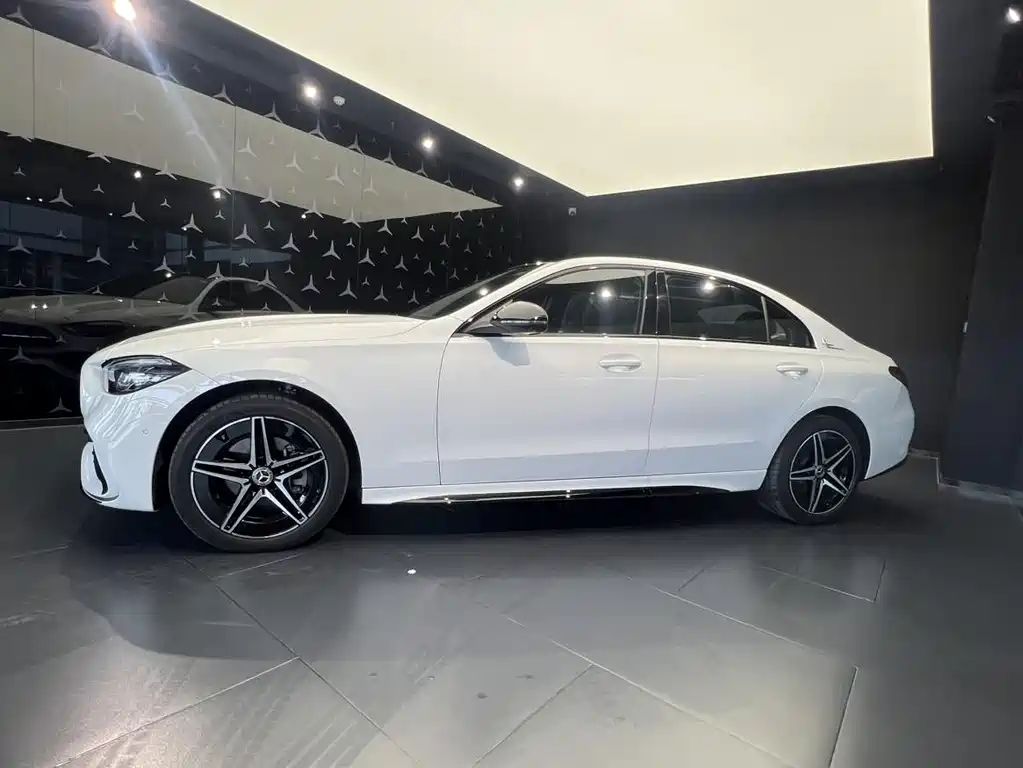 Mercedes-Benz C-Class 2024 — фото 2