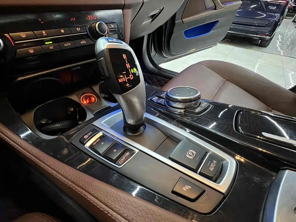 BMW 5 Series 2017 — фото 12