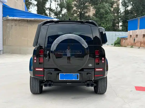 Land Rover Defender 2025