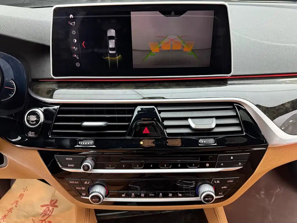 BMW 5 Series 2018 — фото 16