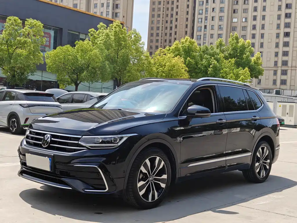 Volkswagen Tiguan L 2023 — фото 1