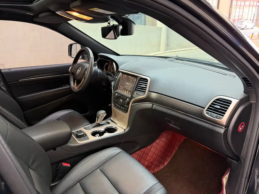 Jeep Grand Cherokee 2018 — фото 11