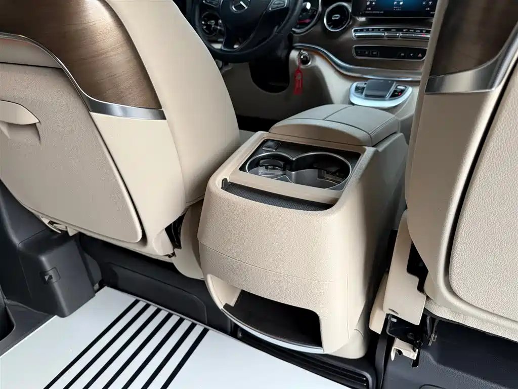 Mercedes-Benz V-Class 2023 — фото 36