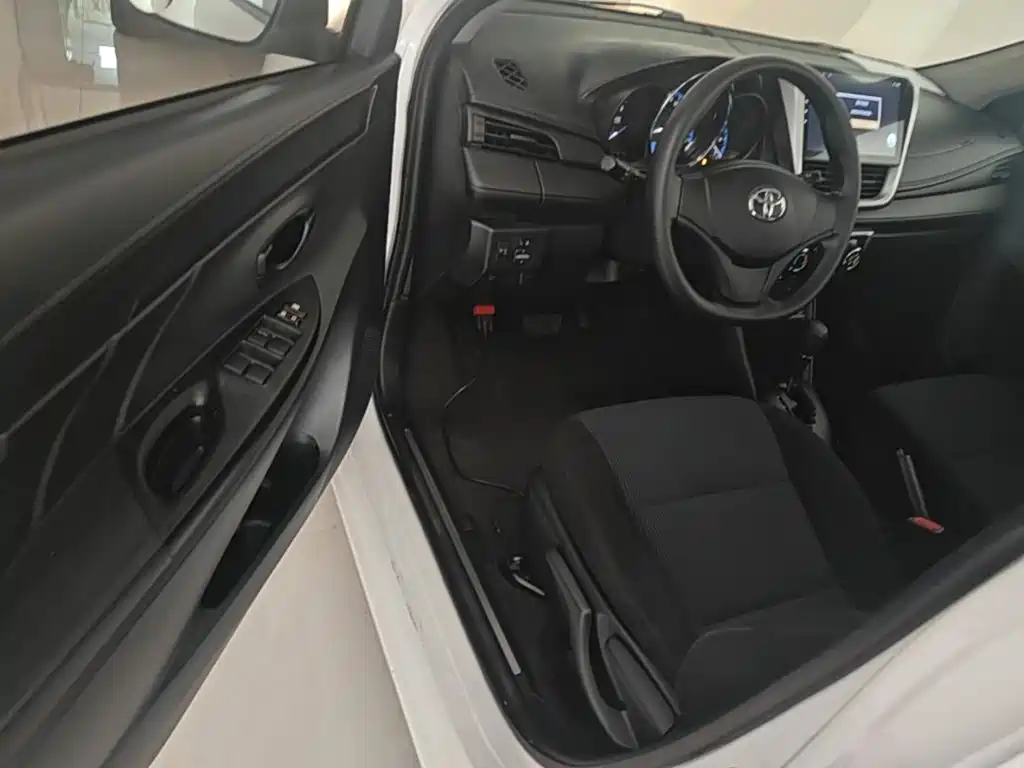 Toyota Yaris L 2017 — фото 16