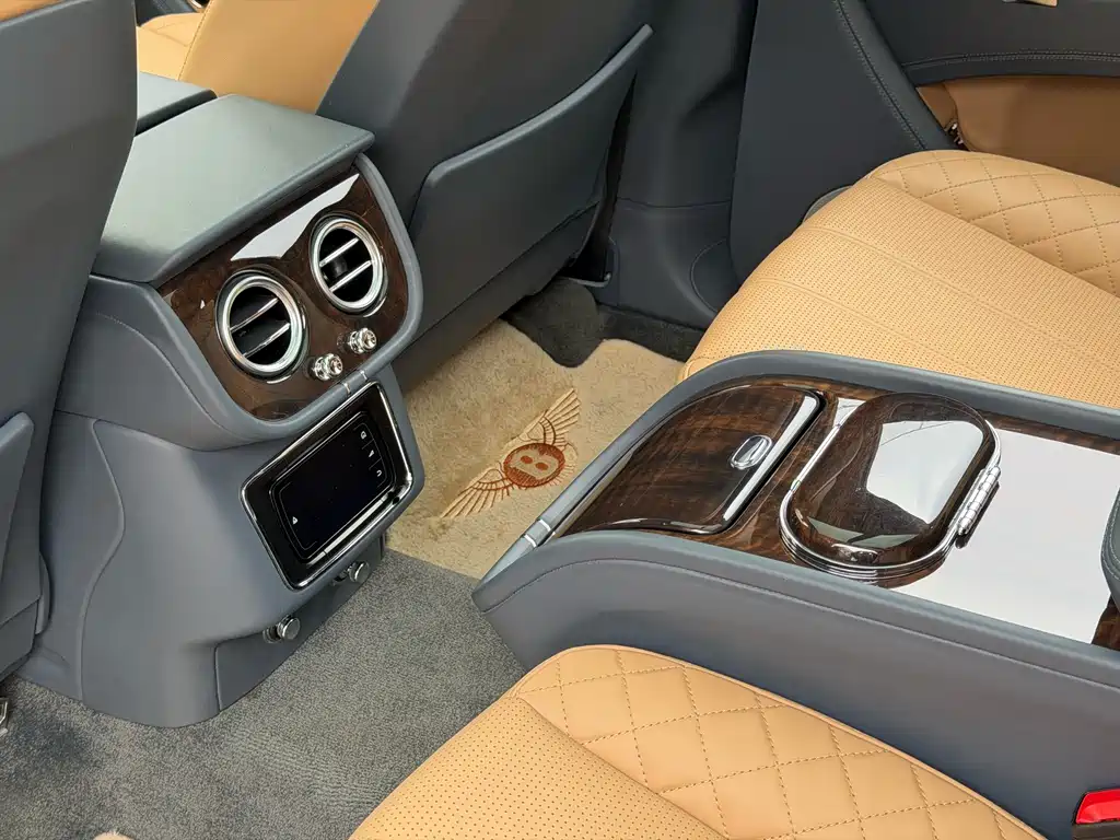 Bentley Bentayga 2017 — фото 15